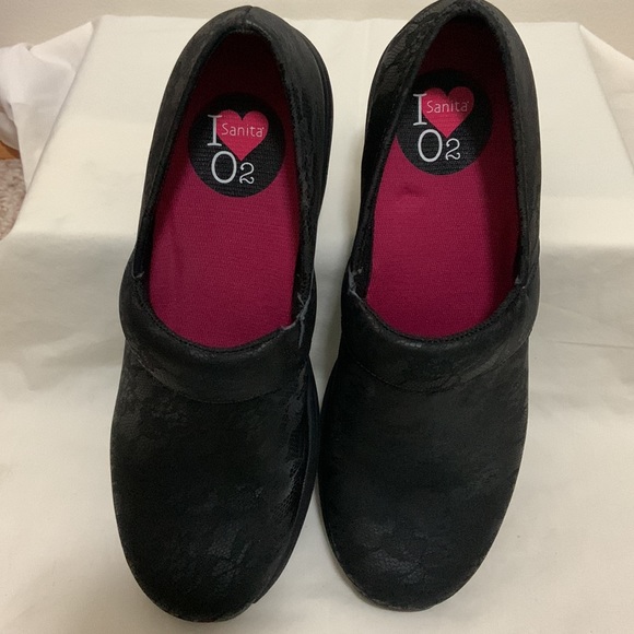 Sanita O2 Black Embossed Lace Pattern Clog - Picture 7 of 8